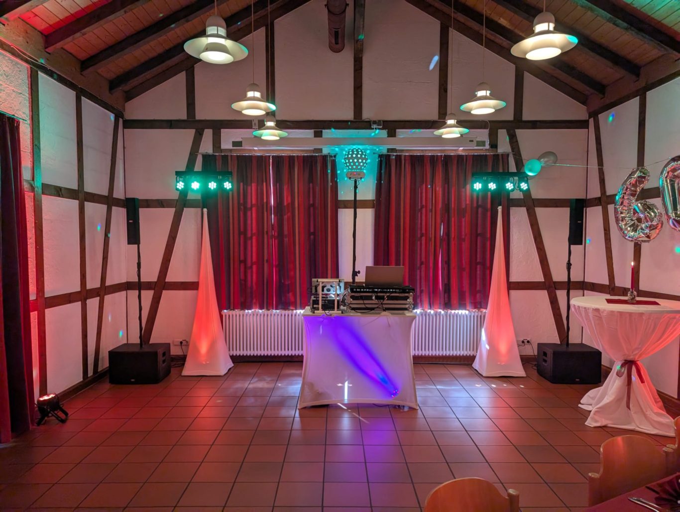 60. Geburtstag im Bahnhof Deuz Festlich dekorierter Raum mit DJ-Pult, bunten Lichtern und Stehtischen.