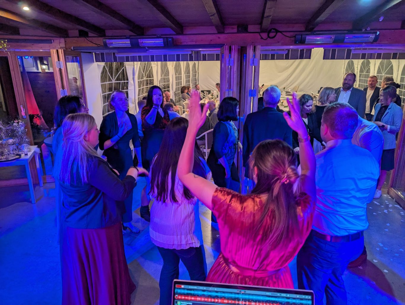 Hochzeitsfeier in der schwarzenauer Mühle Menschen tanzen und feiern in einem festlich beleuchteten Raum.