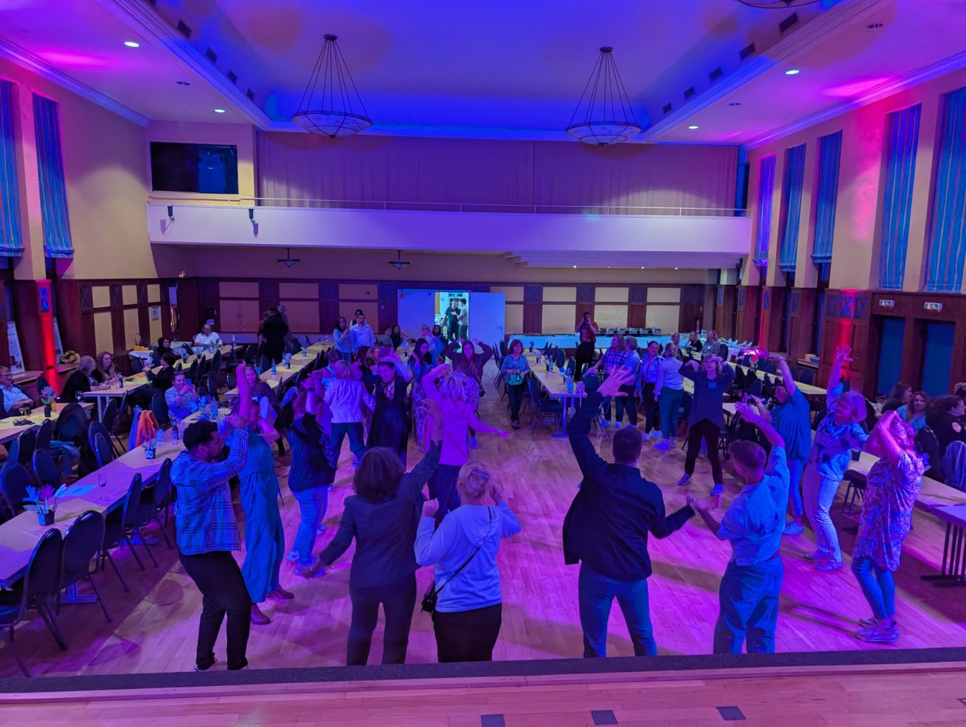 Jubiläum 40 Jahre VAKS in der Weißtalhalle Siegen Tanzveranstaltung in einem festlich beleuchteten Saal mit umstehenden Tischen.